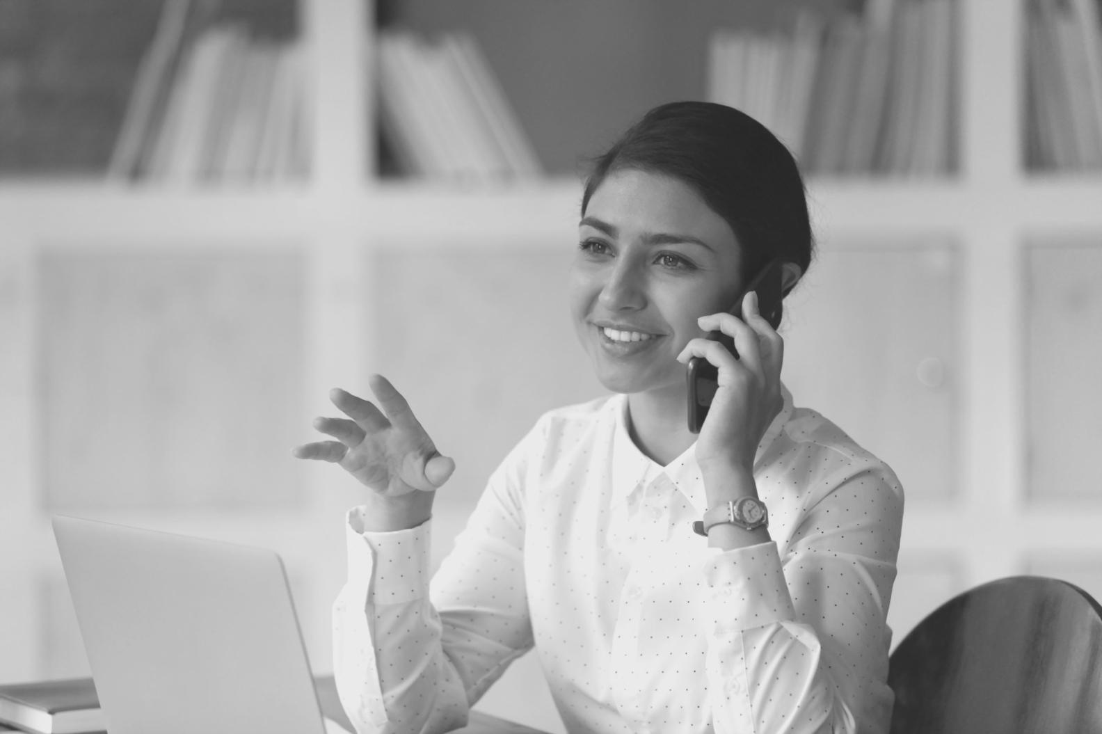 Χώρος εργασίας με σύγχρονα εργαλεία χρηματοοικονομικής τεχνολογίας