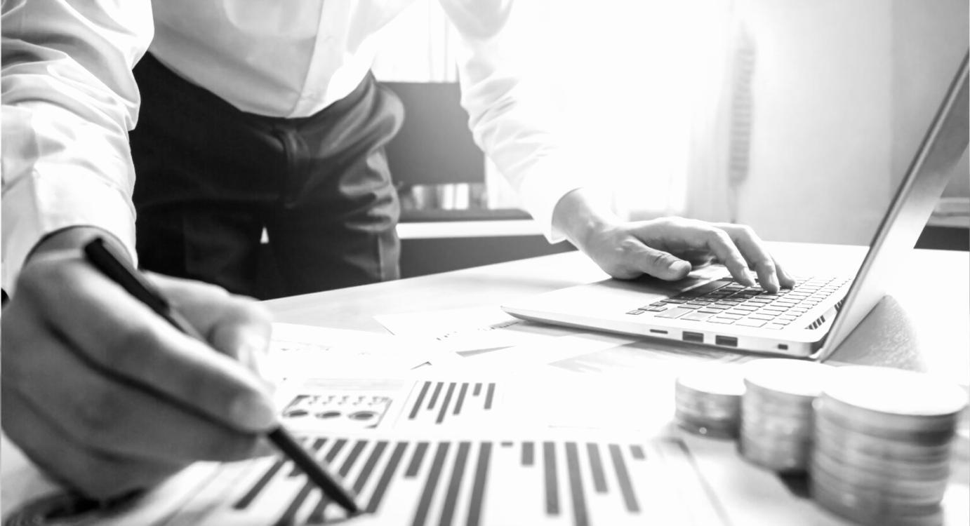 Συμμετέχοντες σε workshop εξασκούνται με εργαλεία χρηματοοικονομικής τεχνολογίας